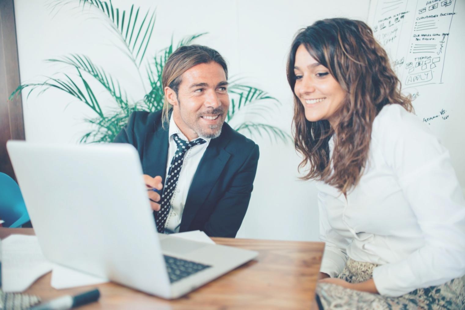 Session de formation en groupe avec formateur expliquant concepts budgétaires
